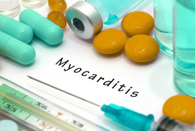 Miyokardit - beyaz bir kağıt parçası üzerinde yazılı tanı. Şırınga ve uyuşturucu ile aşı