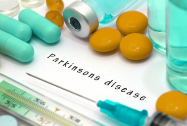 Parkinson hastalığı - beyaz bir kağıt parçası üzerinde yazılı tanı. Şırınga ve uyuşturucu ile aşı.