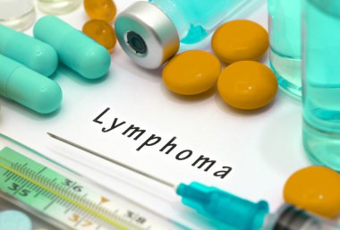 Lenfoma - beyaz bir kağıt parçası üzerinde yazılı tanı. Şırınga ve uyuşturucu ile aşı