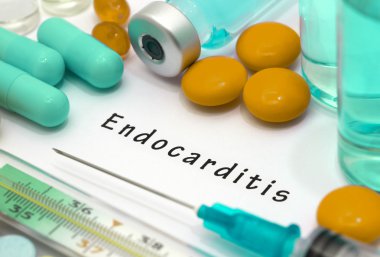 Endokardit - beyaz bir kağıt parçası üzerinde yazılı tanı. Şırınga ve uyuşturucu ile aşı.