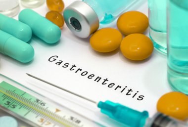 Gastroenterit - beyaz bir kağıt parçası üzerinde yazılı tanı. Şırınga ve uyuşturucu ile aşı