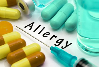 Anti - beyaz bir kağıt parçası üzerinde yazılı tanı. Şırınga ve uyuşturucu ile aşı.