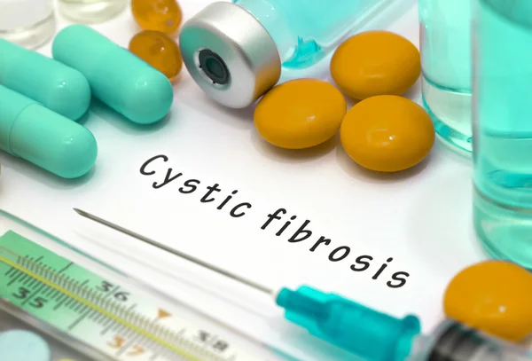 Fibrosis quística - diagnóstico escrito en un papel blanco. Jeringa y vacuna con medicamentos — Foto de Stock