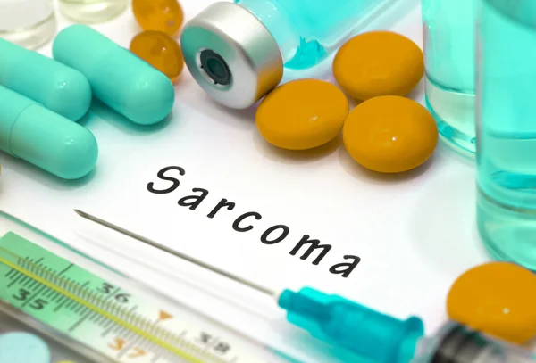 Sarcoma: diagnóstico escrito en un papel blanco. Jeringa y vacuna con medicamentos . — Foto de Stock