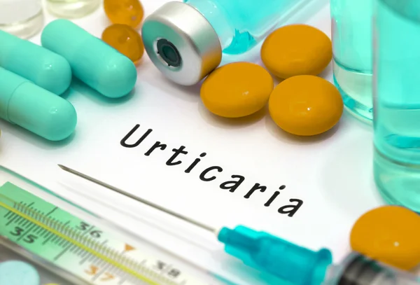 Urtikaria - Diagnose auf einem weißen Blatt Papier geschrieben. Spritze und Impfstoff mit Medikamenten — Stockfoto