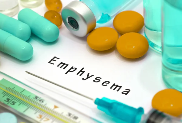 Emphysem-Diagnose auf einem weißen Blatt Papier geschrieben. Spritze und Impfstoff mit Medikamenten — Stockfoto
