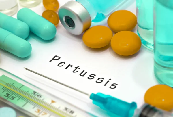 Pertussis - diagnos skriven på ett vitt papper. Sprutan och vaccin med droger. — Stockfoto