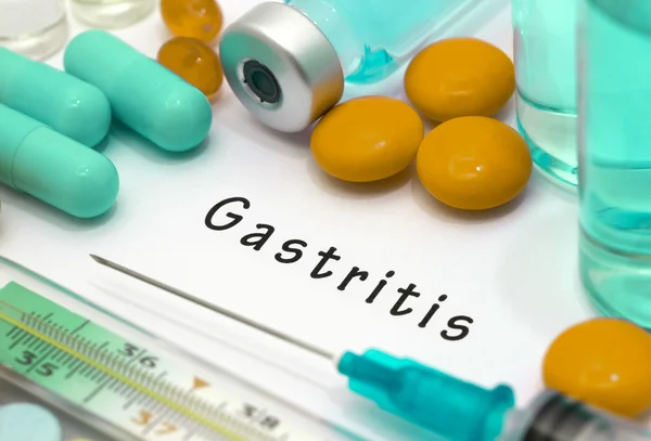 Gastritis - diagnóstico escrito en un papel blanco. Jeringa y vacuna con medicamentos . — Foto de Stock