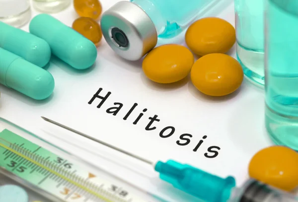 Halitose - diagnostic écrit sur un bout de papier blanc. Seringue et vaccin avec des médicaments . — Photo