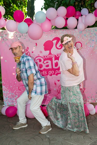 Neşeli son sınıflar canlı bir Barbie partisinin keyfini çıkarıyorlar, aksesuar ve renkli balonlarla poz veriyorlar, neşe ve coşkuyla kutluyorlar.