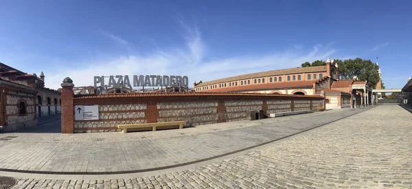 Plaza Matadero kompleksi. Eski bir mezbaha. Kültür merkezi olarak yeniden tasarlanmış.
