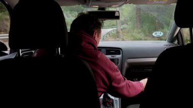 Adam, arabası bozulduğu için bir dağ yolunda kenara çekiyor. Görüş mesafesini arttırmak için arabasının çatısına turuncu bir acil durum uyarı feneri yerleştirir.