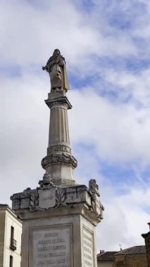 İspanya 'nın Avila kentindeki Basilica de los Santos Hermanos Marwheels, Vicente, Sabina y Cristeta' nın muhteşem manzarası bulutlu bir gökyüzüne karşıdır.