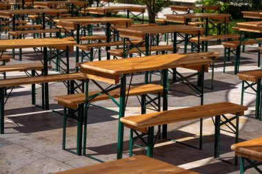 Açık hava ahşap masalar ve güneşli veranda tezgahları. Metal çerçeveli..