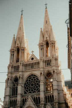Güneş doğarken gökyüzüne karşı ikiz kuleleri olan görkemli gotik katedral..