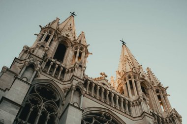 Gotik mimari: günbatımında ikiz kuleleri olan görkemli kilise cephesi.