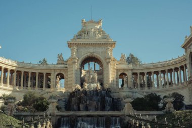Marsilya 'daki Palais Longchamp' ta görkemli çeşme ve tarihi mimari.
