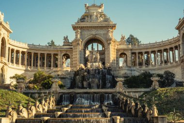 Görkemli çeşme ve Marsilya 'daki Palais Longchamp' ın mimari harikası gün batımında..