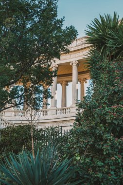 Görkemli neoklasik mimari gün batımında yemyeşil ile çevrili..