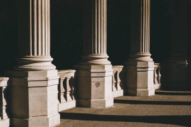 Güneş ışığındaki klasik mimari sütunlar.