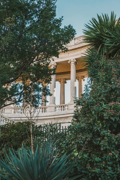 Görkemli neoklasik mimari gün batımında yemyeşil ile çevrili..