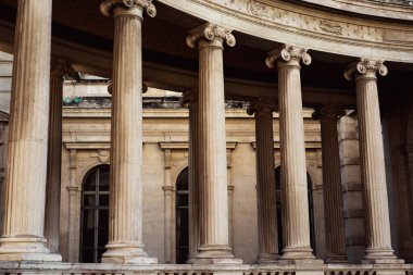 Ayrıntılı taş işçiliği ile klasik yapı cephesinde tarihi mimari sütunlar.