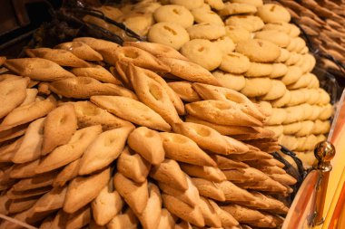 Köy pazarında gösterilen çeşitli geleneksel bisküviler ve kurabiyeler.