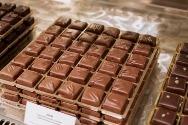 Bir gurme dükkanında sanatsal çikolata seçimi sergileniyor.