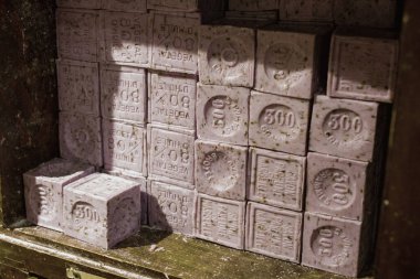 Kırsal ahşap raflarda dizilmiş klasik sabun kalıplarında zanaatkarlık sergileniyor.