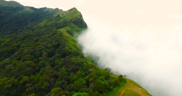 Mutter Erde Nebel mit Wolken auf dem Berg — Stockvideo