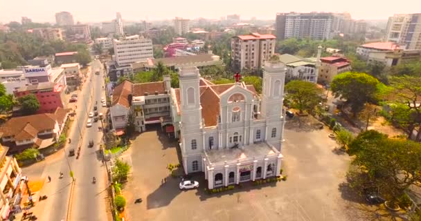 Letecký pohled na kostel ve městě mangalore — Stock video