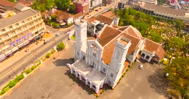 Luchtfoto van de kerk — Stockvideo