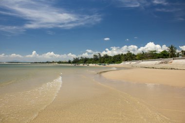 Cumulus bulutları Kega, Vietnam ile güzel bir plaj