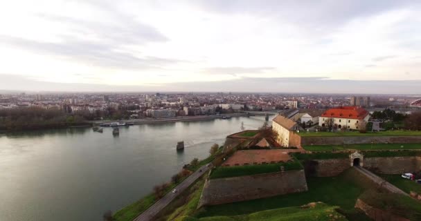 Veduta aerea del bellissimo tramonto sulla fortezza di Petrovaradin — Video Stock