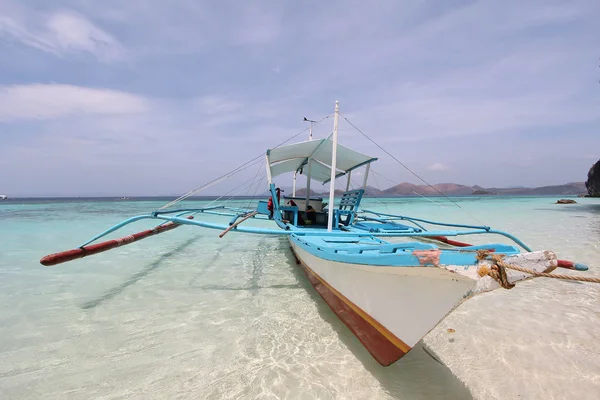 Barco tradicional de Filipinas en la orilla del mar . — Foto de Stock