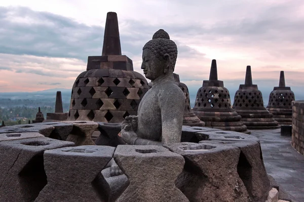 En büyük Budist tapınağı Borobudur gündoğumu zaman Java.