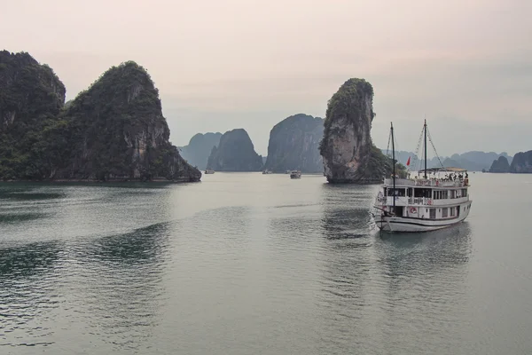 Halong Bay Vietnam vith islsnds bir sürü içinde.
