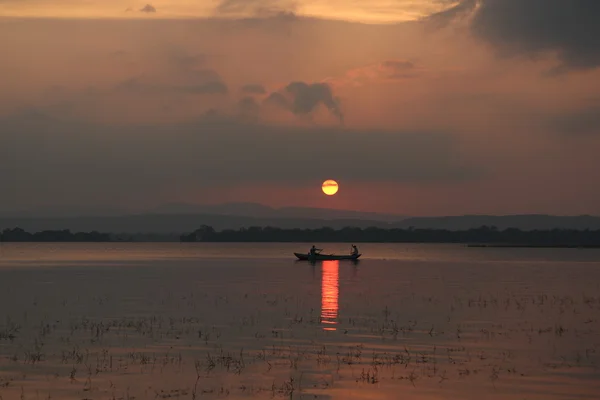 Pôr do sol no lago — Fotografia de Stock