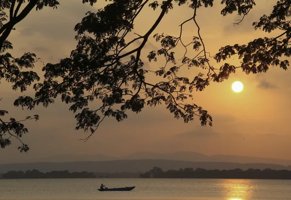 Gölde gün batımı