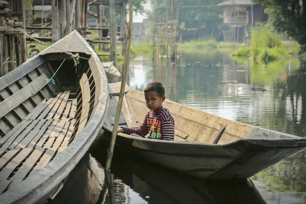 Gölde tekne çocukta Yang 