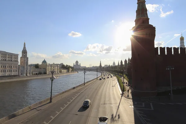 Moskova Nehri ve güneş ışığı altında yolun yanındaki Kremlin