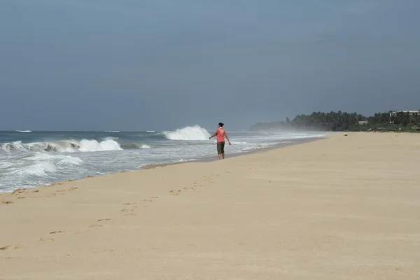 Chica en la playa del Océano Índico en Sri Lanka durante la tormenta — Foto de Stock