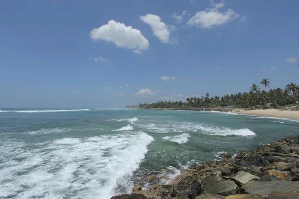 Ahangama playa en Sriu Lanka y olas en la orilla de la India O — Foto de Stock