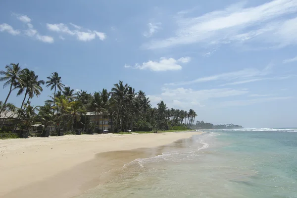 Playa de arena Ahangama en Sriu Lanka y el Océano Índico — Foto de Stock