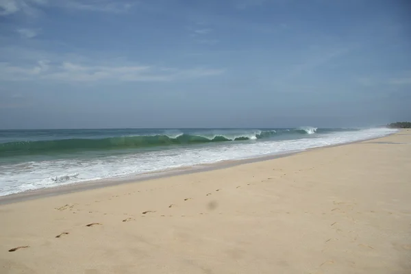 Hint Okyanusu dalgaları üzerinde kum plaj 