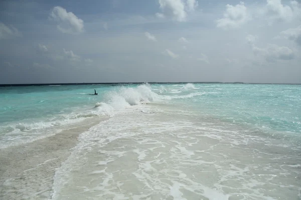 Nadador en olas en el mar en las Maldivas — Foto de Stock