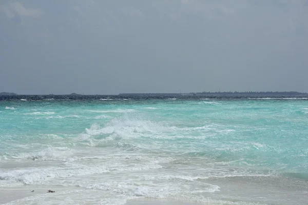 Olas en el mar en las Maldivas — Foto de Stock