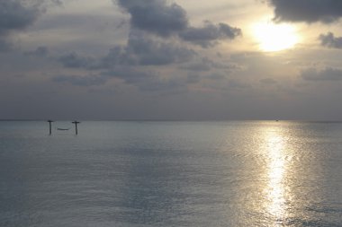 Maldivler su l günbatımı zamanında hamakta