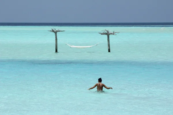 Hamac dans l'eau et fille aux Maldives — Photo