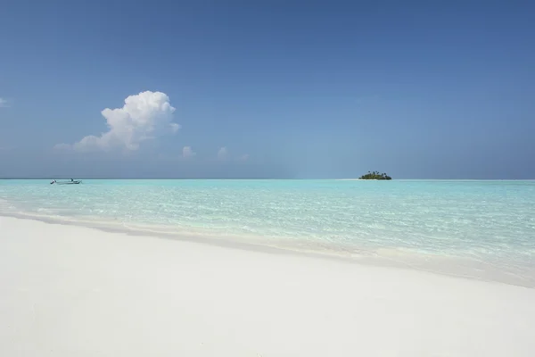 马尔代夫一岛和白砂 turquise 水中的船 — 图库照片